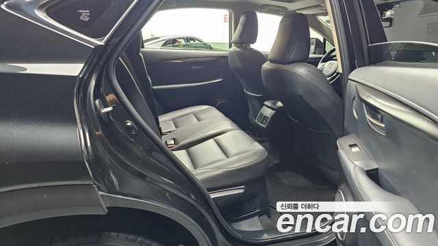 Lexus NX 2017 — photo 11