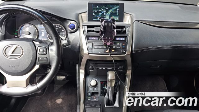 Lexus NX 2017 — photo 13