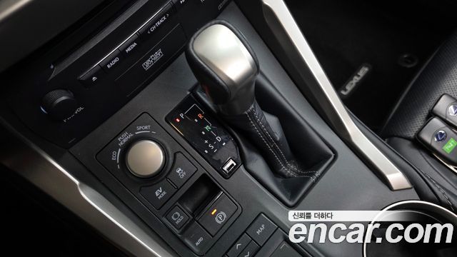 Lexus NX 2017 — photo 12