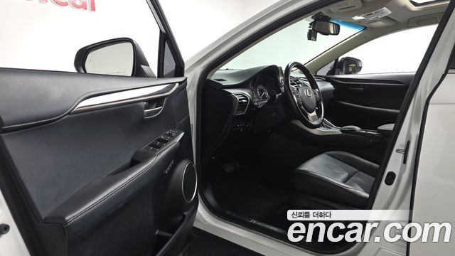 Lexus NX 2017 — photo 13