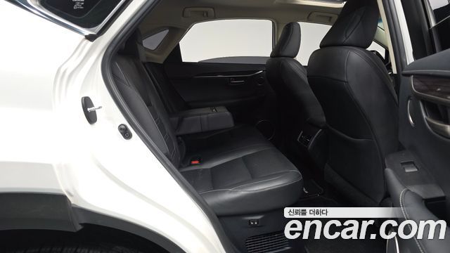 Lexus NX 2017 — photo 17