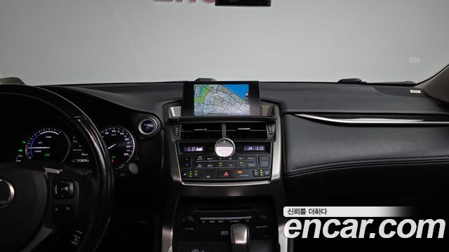 Lexus NX 2017 — photo 20