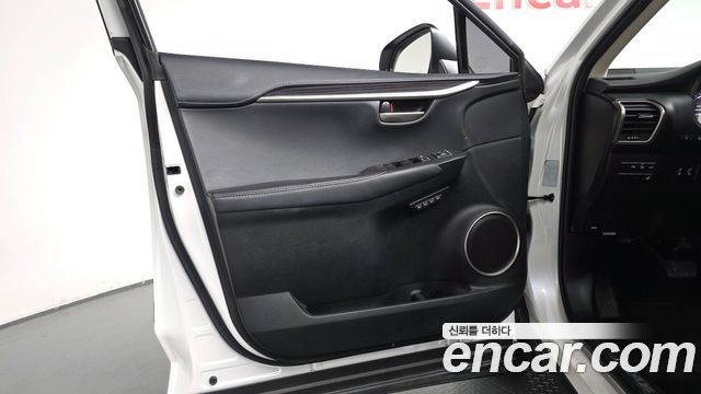 Lexus NX 2017 — photo 14
