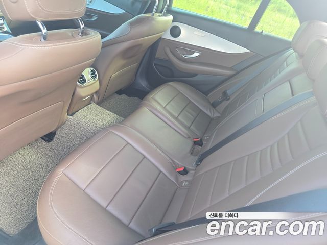 Mercedes-Benz E-Class 2021 — photo 10