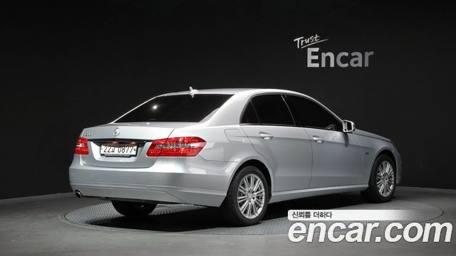 Mercedes-Benz E-Class 2011 — photo 2