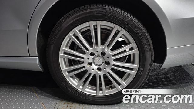 Mercedes-Benz E-Class 2011 — photo 5