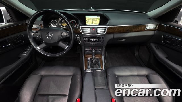 Mercedes-Benz E-Class 2011 — photo 7