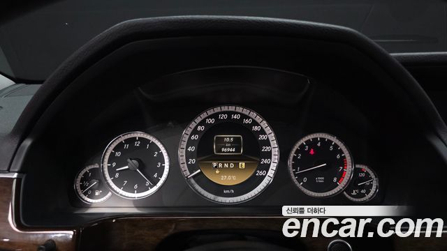 Mercedes-Benz E-Class 2011 — photo 8