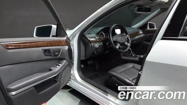 Mercedes-Benz E-Class 2011 — photo 10