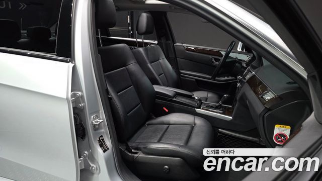 Mercedes-Benz E-Class 2011 — photo 11