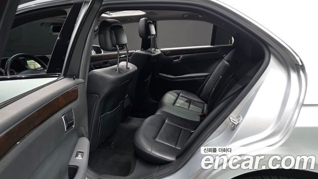 Mercedes-Benz E-Class 2011 — photo 12