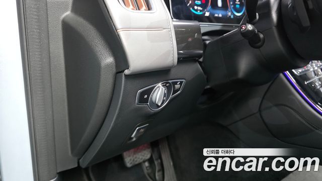 Mercedes-Benz EQC 2020 — photo 28