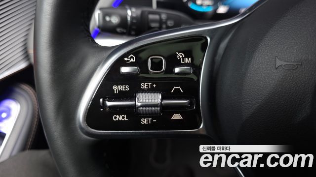 Mercedes-Benz EQC 2020 — photo 32
