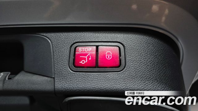 Mercedes-Benz EQC 2020 — photo 33
