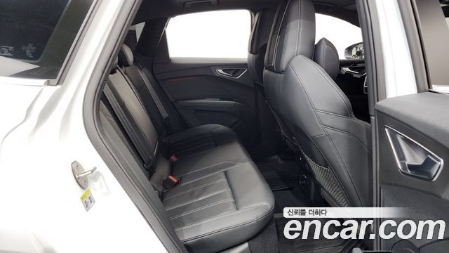 Audi Q4 e-tron 2023 — photo 17