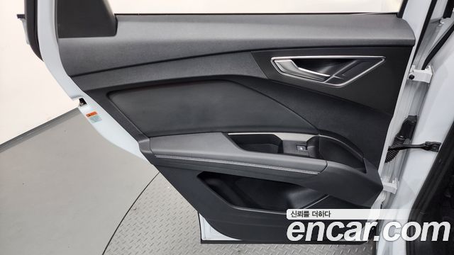 Audi Q4 e-tron 2023 — photo 15