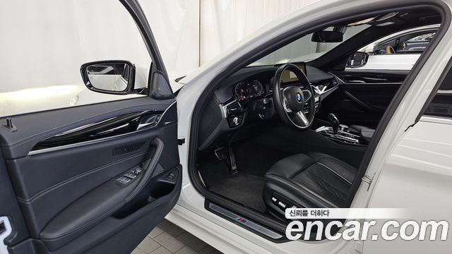 BMW 5-Series 2022 — photo 10
