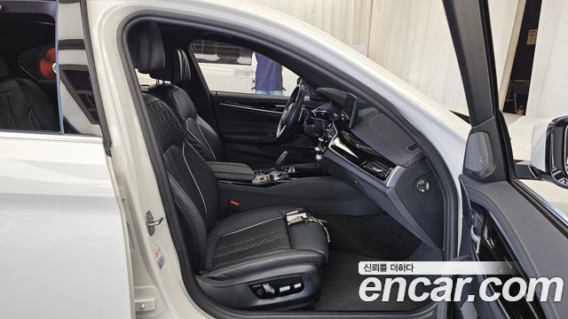 BMW 5-Series 2022 — photo 11