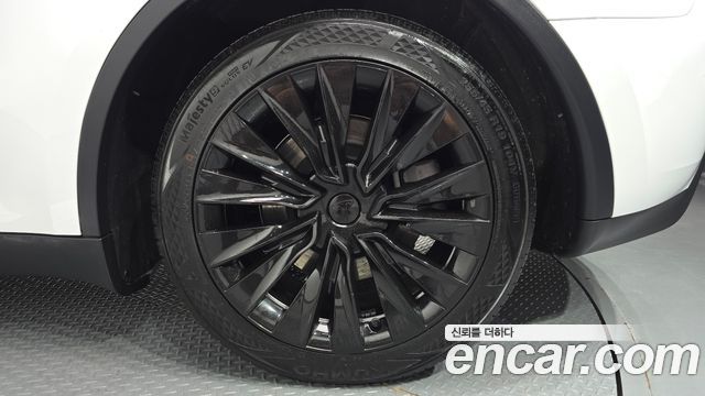 Tesla Model Y 2025 — photo 7