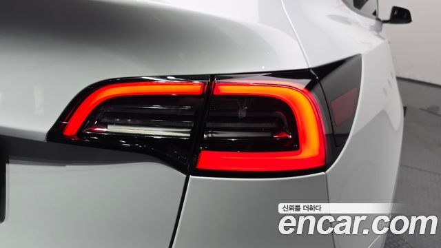 Tesla Model Y 2025 — photo 9