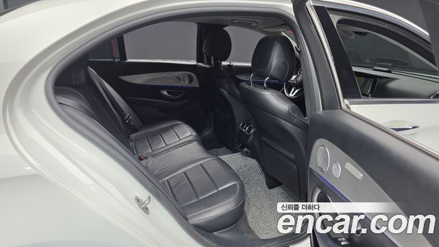 Mercedes-Benz E-Class 2019 — photo 12