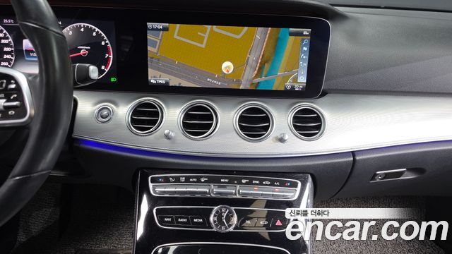 Mercedes-Benz E-Class 2019 — photo 14