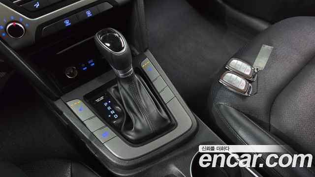 Hyundai AVANTE 2018 — photo 12