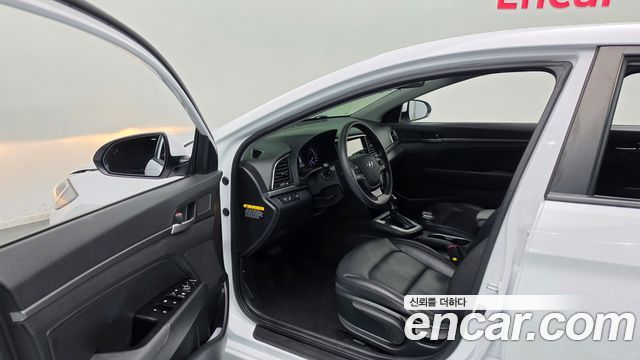 Hyundai AVANTE 2018 — photo 13