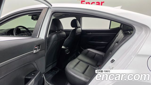 Hyundai AVANTE 2018 — photo 17