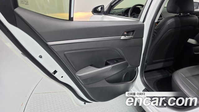 Hyundai AVANTE 2018 — photo 15