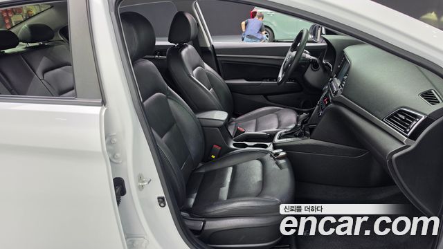 Hyundai AVANTE 2018 — photo 16