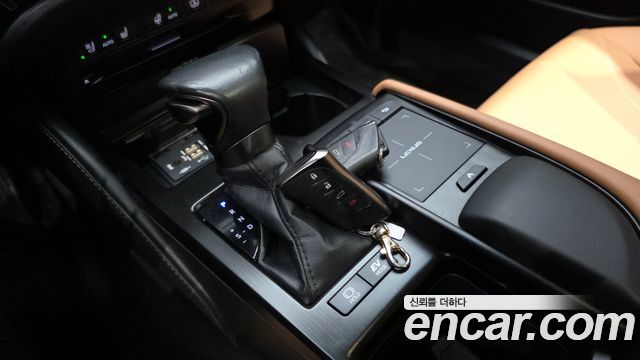 Lexus ES 2022 — photo 9