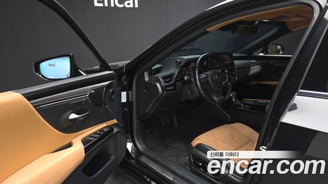 Lexus ES 2022 — photo 10