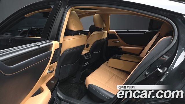 Lexus ES 2022 — photo 11