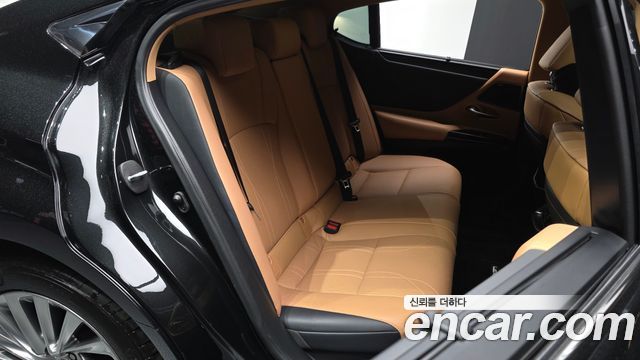Lexus ES 2022 — photo 12