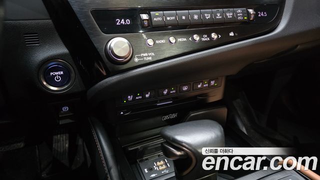 Lexus ES 2022 — photo 17