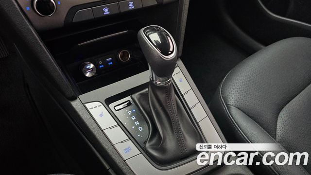 Hyundai AVANTE 2018 — photo 12