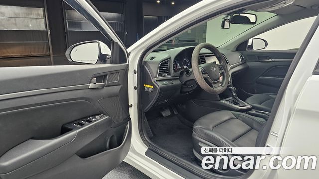 Hyundai AVANTE 2018 — photo 13