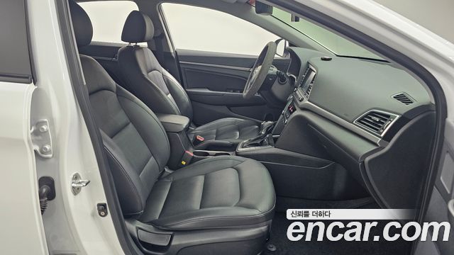 Hyundai AVANTE 2018 — photo 17
