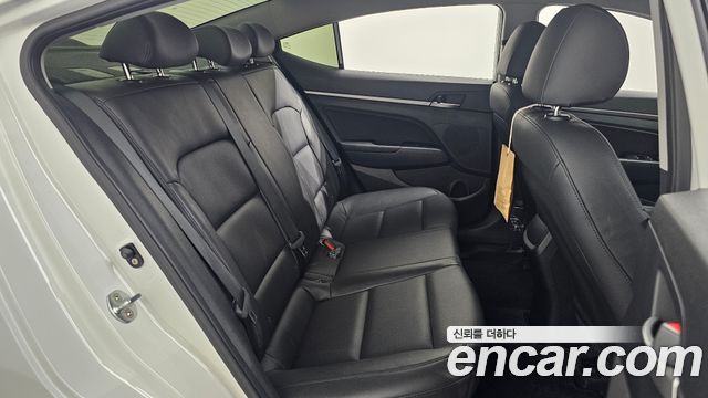 Hyundai AVANTE 2018 — photo 18