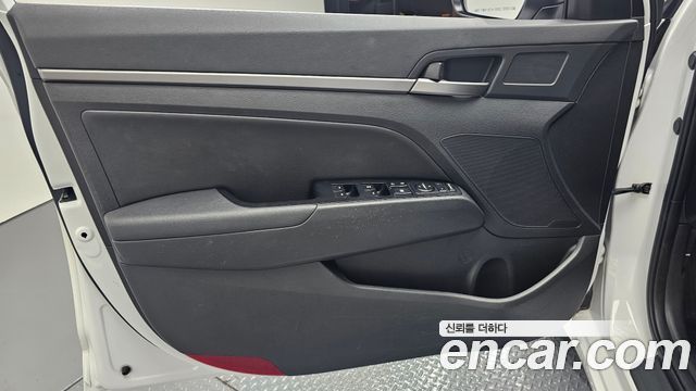 Hyundai AVANTE 2018 — photo 14