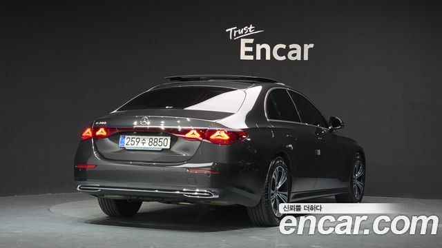 Mercedes-Benz E-Class 2025 — photo 2