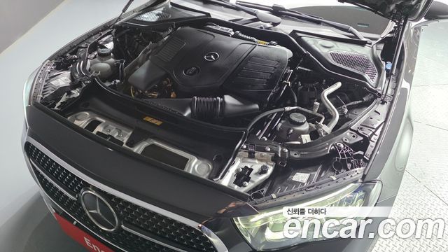 Mercedes-Benz E-Class 2025 — photo 6