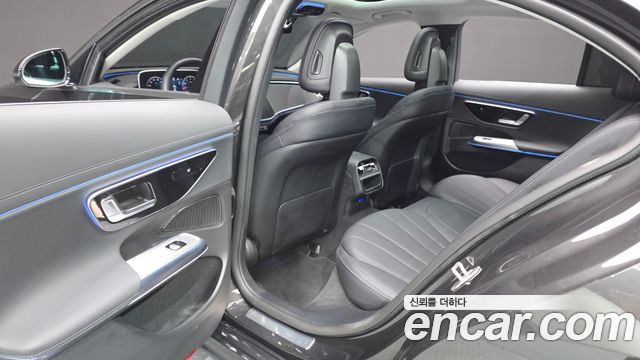 Mercedes-Benz E-Class 2025 — photo 18