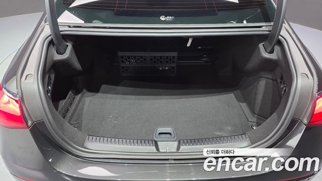 Mercedes-Benz E-Class 2025 — photo 25
