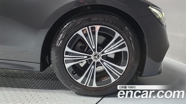 Mercedes-Benz E-Class 2025 — photo 7