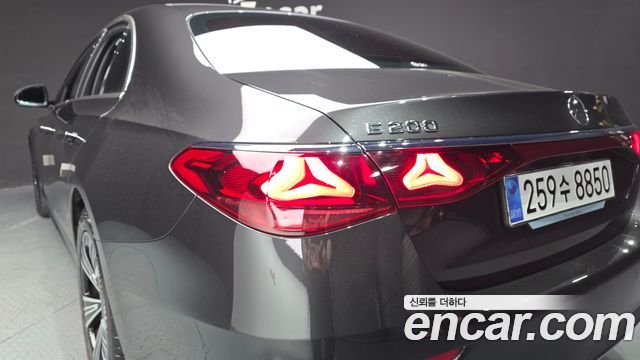 Mercedes-Benz E-Class 2025 — photo 9