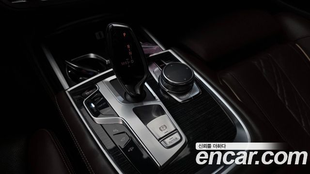 BMW 7-Series 2017 — photo 9