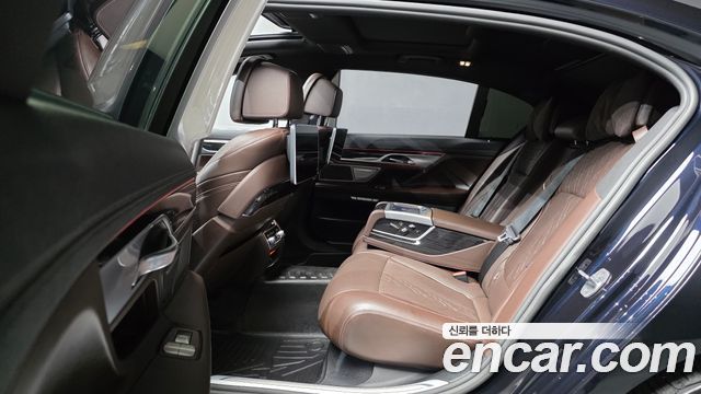 BMW 7-Series 2017 — photo 11