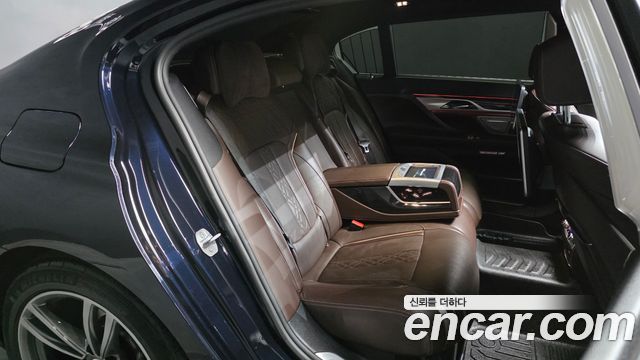 BMW 7-Series 2017 — photo 12